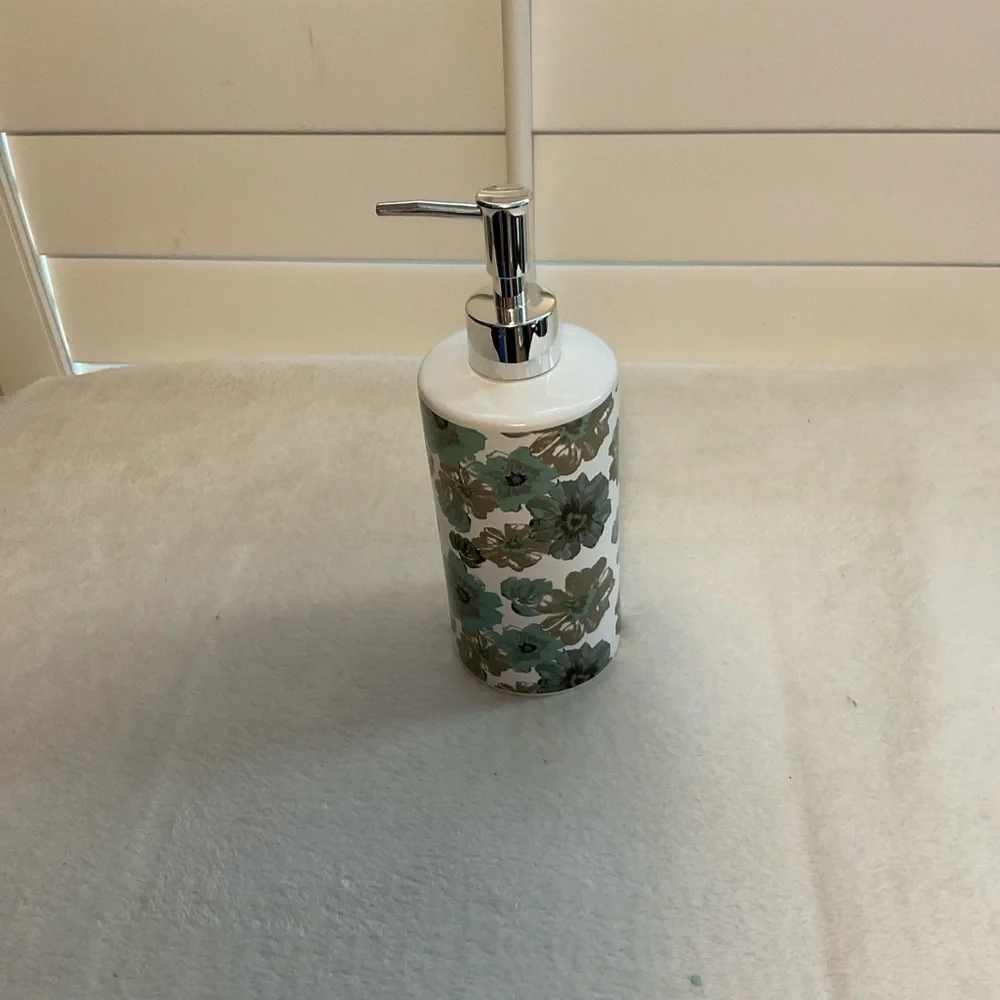 Elegant Floral Soap Dispenser - Green and White